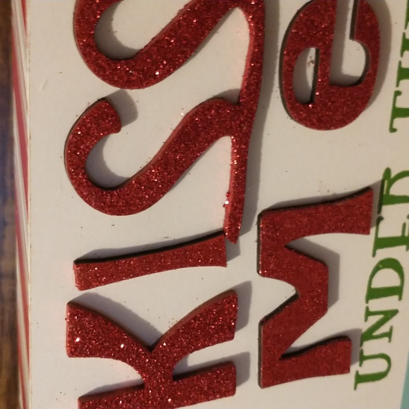 🎁 Kiss Me Mistletoe Sign - Picture 3 of 4